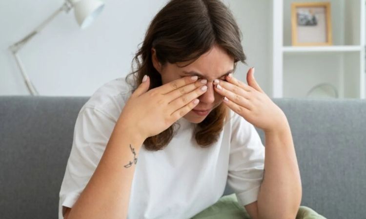 Delhi-NCR में बढ़ते प्रदूषण के कारण क्या आपकी आंखों में भी हो रही है जलन? एक्सपर्ट से जानें बचने के आसान तरीके