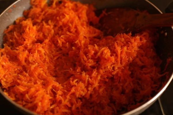 4 ingredient gajar ka halwa