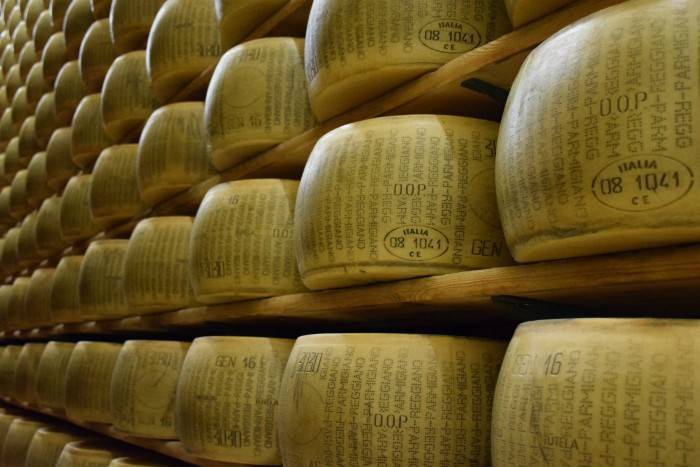 how to tell if parmesan cheese is fake