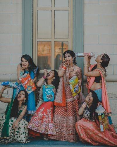 bridal pictures with friends