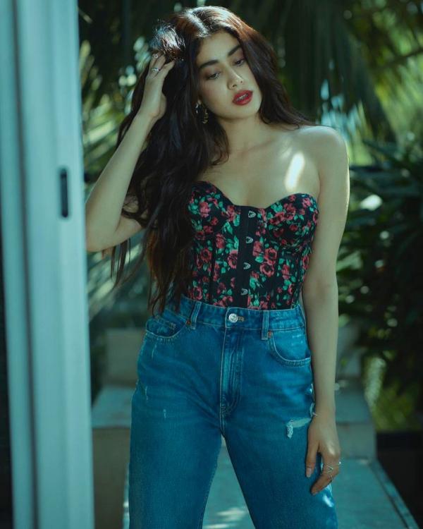 janhvi kapoor outfits