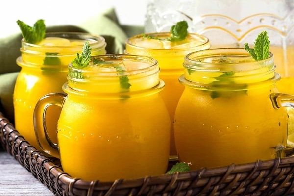 MAson jars with mango lemonade