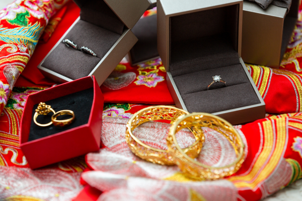 gold gifts in wedding